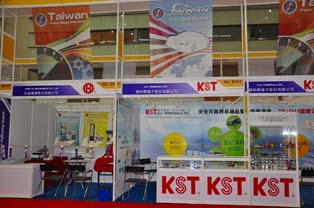 台湾部品メーカーの集合スタンド。