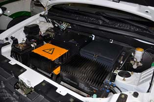 衆泰5008EVのパワートレインキャビン。最大23kW･hの容量を持つリチウムイオン電池を搭載。