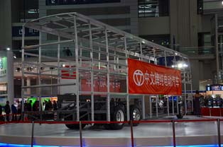中文EV路線バスのスケルトンモデル。ダブルデッキ構造が持つ重心問題を、EVレイアウトがソリューションを示すひとつの提案。
