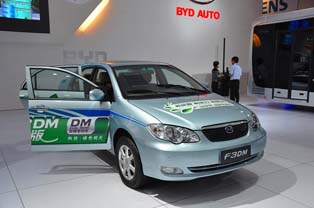 BYDのF3DM。2007年12月に実用のプラグインハイブリッド乗用車として世界で初めて発売に踏み切ったものの、15万元の価格から3年間の販売実績は数百台程度。