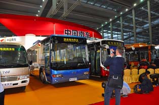 中国南車集団のハイブリッド路線バスとEV路線バス。