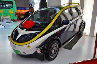 ベンチャー企業中華電動車が発表した小型EV乗用車の試作車。
