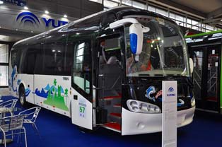 中国最大のバスメーカー宇通客車が開発したEV観光バス。環境保護を重視するリゾー地への乗り入れには最適な移動手段と力説。