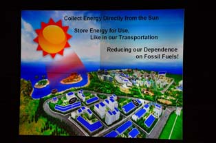BYDのS.Li技術担当役員が未来のエコ都市においてソラー発電をEVや生活に回す再生エネルギー技術の可能性を提案。