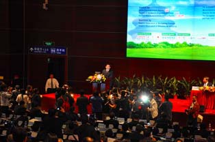 中国科学技術部部長（大臣）の万綱氏がフォーラムにて基調講演を発表。中国が12･5計画達成年度の2015年までにEVデモ都市の整備加速と初歩的産業化を目指すと披露。