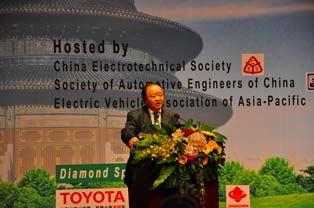 中国SAE名誉会長張小虞氏。中国のEV産業は、民族企業に依存することではなく世界各国の先端技術を積極的に取り入れる必要性を力説。