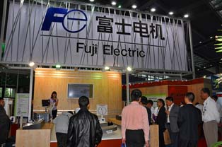 本大会のスポンサーのひとつ、富士電機のスタンド。同社が持つ車載半導体製品を中心にEVにおける様々な応用やソリューションが展示される。