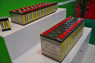 常州華日昇凱成能源科技が発表したリチウムイオン電池パック。それぞれの電池セルに自主制御装置を内蔵することが特徴。