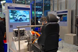 BOSCHのハイブリッド自動車体験シミュレーション装置。燃費を稼ぐ省エネ技術の認識や運転技術の習得が可能。