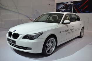 BMWが7シリーズのEV仕様車を披露。上海の同済大学と共同で開発。
