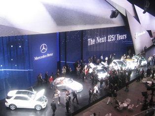 M-Benz会場ステージでの新モデル展示の様子
