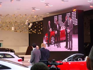 Audiのプレス発表。有名サッカー選手が壇上に現れ、会場を沸かせた。