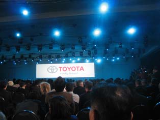 トヨタのメディアカンファレンスに集まる報道陣