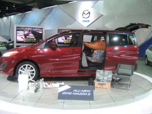 マツダは2012モデル年に投入を予定する新型Mazda5（日本名プレマシー）を展示