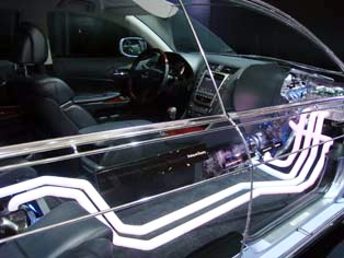 Lexus GS450hのカットモデルを展示