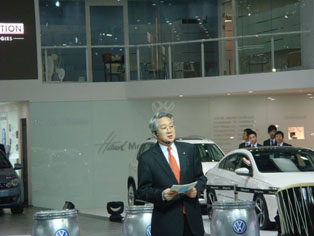 製品コンセプトを説明するPark Dong-Hoon VW Korea社長