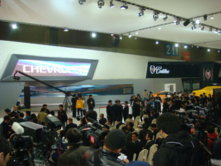 韓国GMのメディアカンファレンスに集まる報道陣
