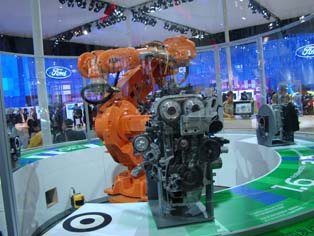 Ford ABBロボットでエンジンを組み立てる様子をブースで再現