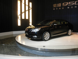 上海汽車、2012年4月11日発売の栄威950を展示