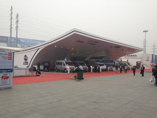 商用車展示場は外にあり、上記は上海汽車の商用車ブース