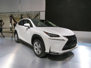 Lexusは小型SUV NXを発表
