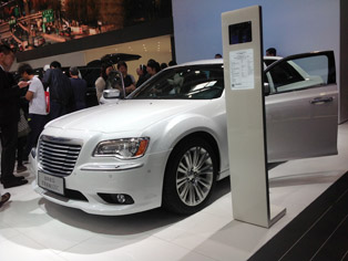 Chrysler、輸入車300Cを市場投入