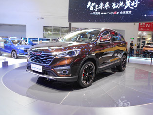 中国一汽はSUVの奔騰SENIA R9を初公開