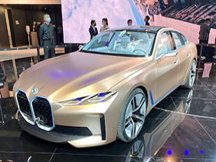 BMWはi4コンセプトカーをチャイナプレミア