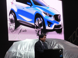 CX-5を発表する柚木Mazda Sales Thailand社長