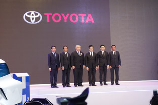 トヨタのプレス発表で登壇する経営陣