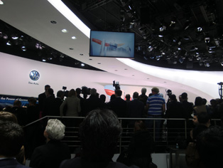 VWのプレスカンファレンスに集まる報道陣