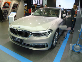 BMW 5シリーズ　PHEV 世界初公開。