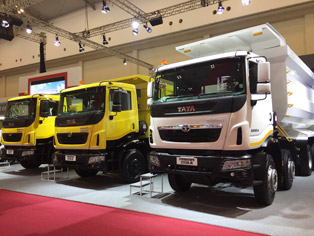 Tata Motors：小型・中型・大型トラックを展示