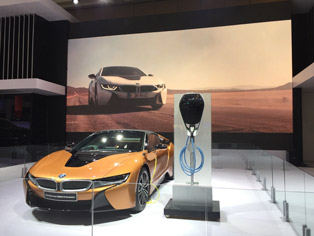 BMW：i8などを展示