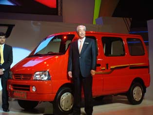 Maruti Suzuki EECO（ワールドプレミア）　Versa後継モデルで、当初価格は25.9万ルピー（写真中央は中西真三社長）