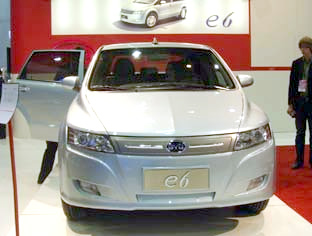 BYDの電気自動車、E6
