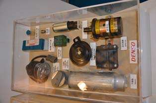 デンソーが純正品と海賊版の電磁コイルなどを展示。