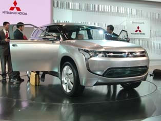 Concept PX-MiEV1、2013年の投入を目指す小型SUVタイプのプラグインハイブリッド車。
