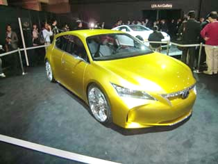 LF－Ch、Lexusブランドのエントリーモデルとして想定する、5ドアプレミアムコンパクトセダンで日本初公開。