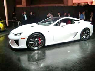 LF-A、Lexusブランドのフラグシップとなる超高級スポーツモデル、価格は約3,750万円で2010年末に限定500台で販売開始予定。