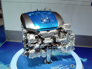 次世代ディーゼルエンジンのSKY-D、アテンザクラスのモデルに搭載した場合、2クラス下のデミオ並みの燃費性能を実現、2012年に国内導入予定。