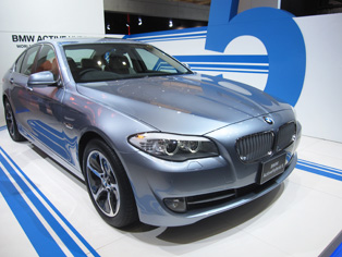 BMWが世界初公開した5シリーズセダンのHV車「Activehybrid5」