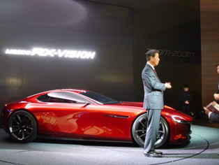 コンセプトモデルMazda RX-VISIONの前でインタビューに応える小飼雅道社長