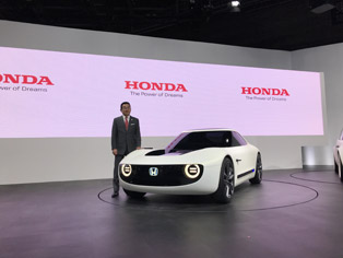 世界初公開したHonda Sports EV Conceptと八郷隆弘社長